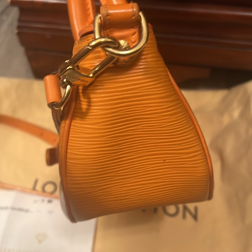 LV Two Way Bag with Certificate of Authenticity and dust bag - Picture 10 of 10